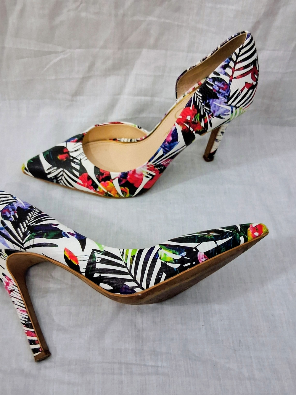 Jessica Simpson Tropical Print Pointed Toe Pumps - White Multicolor - Picture 5 of 7